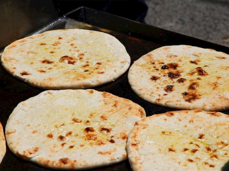 Bazlama Hamuruna Ne Konulur?