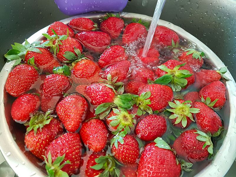 Bu Yöntemlerle Çilekler Hem Temiz Hem Uzun Ömürlü Olacak