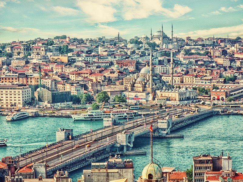 Hem Dünyayı Geziyor Hem Yemek Pişiriyor
