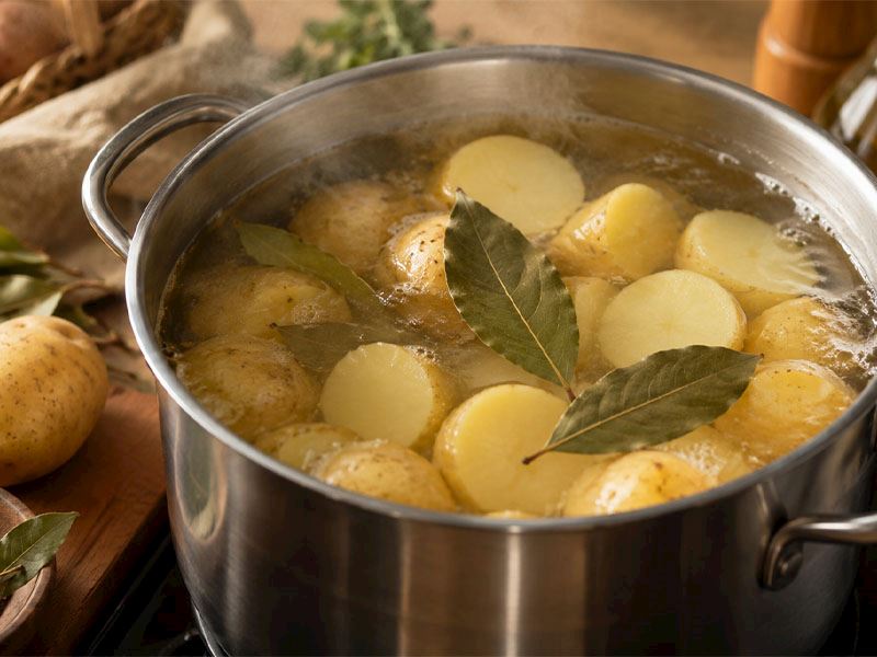 Patates Haşlarken Defne Yaprağı Atanların Bildiği Lezzet Sırrı