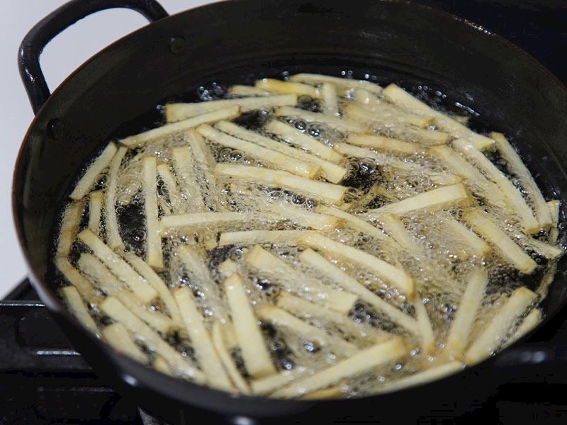 Patates Kızartırken Yağ Çekmesin Diye Ne Yapılır?