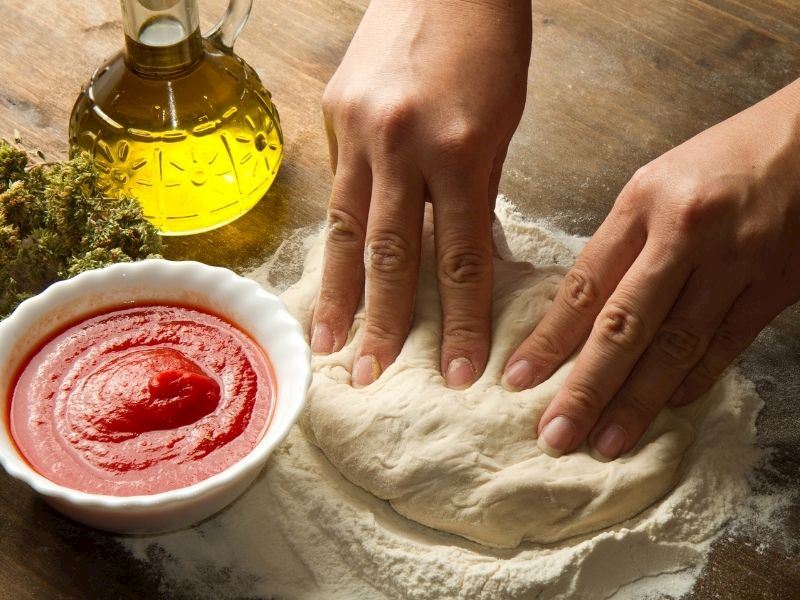 Pizza Tabanını Yumuşacık Yapan Hamur Katlama Tekniği 