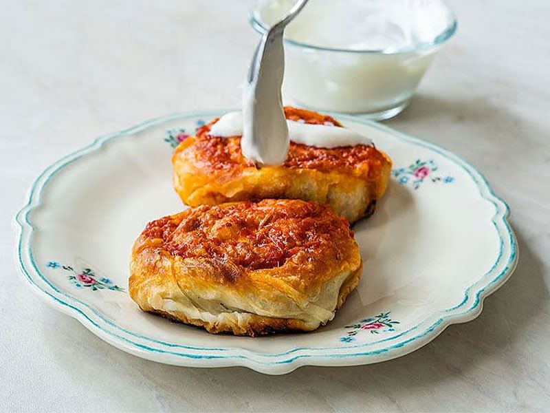Sosyete Mantısının Üzerine Yumurta Sürülür Mü?