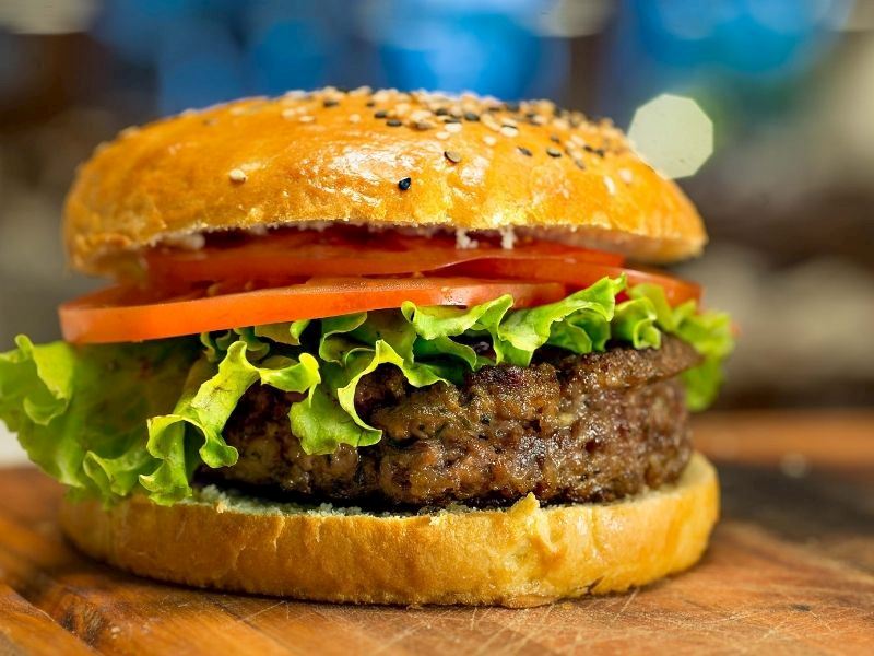 Sulu Hamburger Köftesi İçin Kıymaya Bir Yemek Kaşığı Eklemek Yetiyor