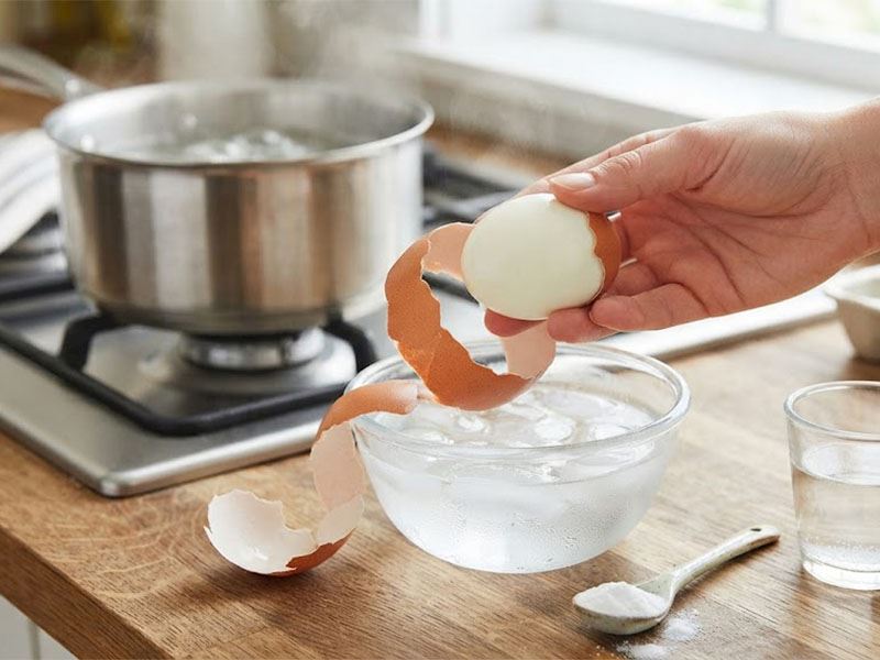 Yumurta Haşlarken Suya Eklenen Bu Malzeme Soymayı Kolaylaştırıyor