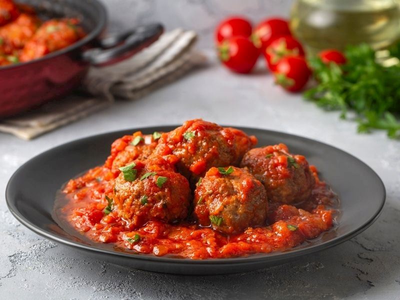  Domates Soslu Köfte Tarifi