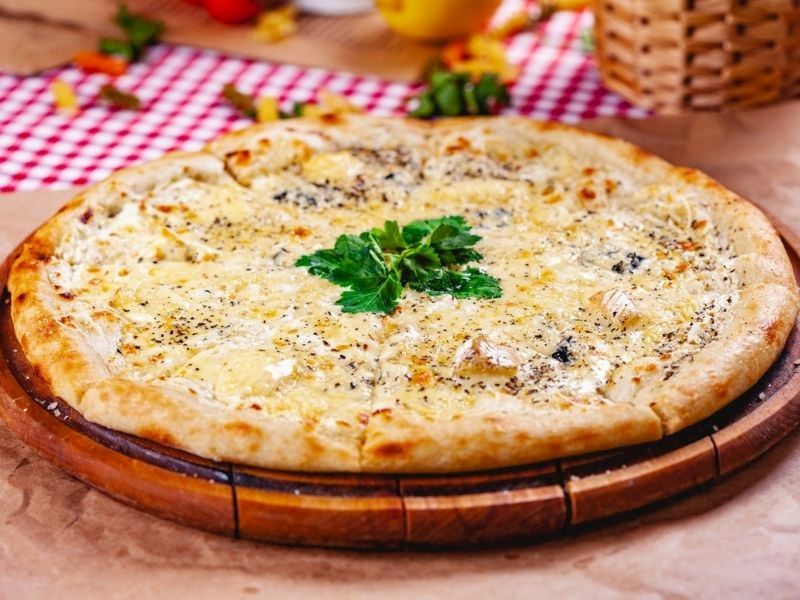 Dört Peynirli Pizza Tarifi Dört Peynirli Pizza Nasıl Yapılır? Lezzet