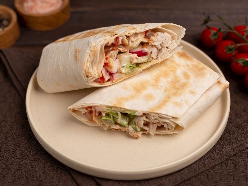 Lavaşa Sürüp Tavada Pişen Pratik Tavuk Döner Tarifi