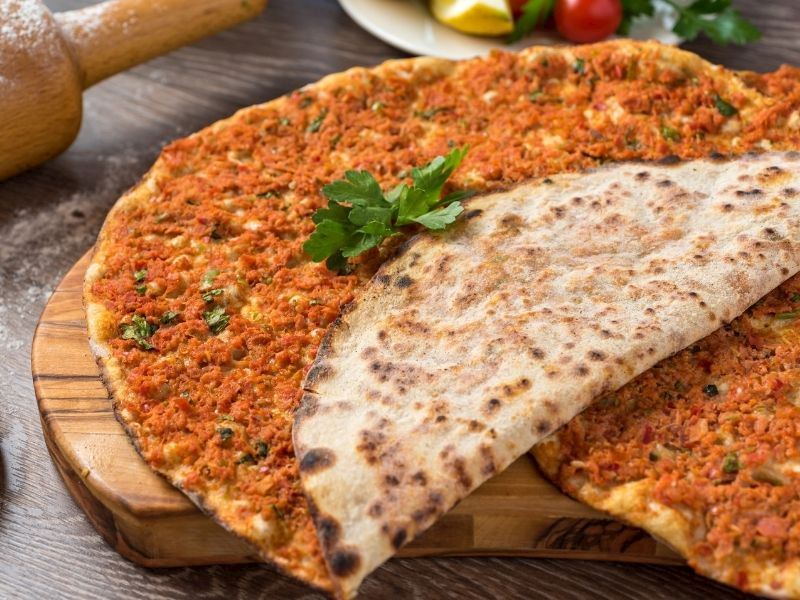 Sadece 1 Yufkayla Şipşak Lahmacun Tarifi